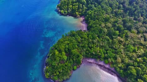 Vorwärtsflug-über-Dichten-Dschungel-Inselrand-Mit-Geheimen-Stränden-Und-Korallenriffen