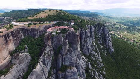 Drone-view-reveals-majestic-monasteries-and-rock-formations-of-Meteora,-Greece