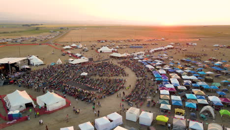 Eine-Drohne,-Die-Kurz-Vor-Sonnenuntergang-Ein-Outdoor-Rock-Country-Musikfestival-Umkreist