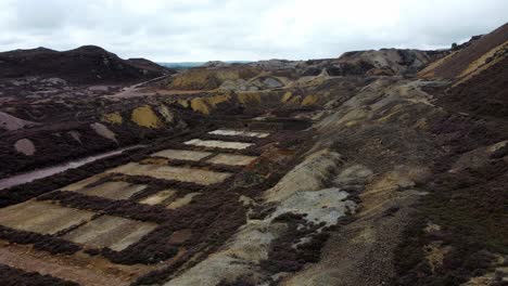Parys-Berg-Aufgegeben-Historische-Kupfermine-Roter-Stein-Bergbau-Landschaft-Luftbild-Umlaufbahn-Links
