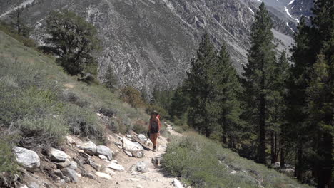 Junge-Frau-Mit-Rucksack-Auf-Big-Pine-Lake-Wanderweg-Mit-Sierra-Nevada-Bergen-Im-Hintergrund,-Weite-Aussicht