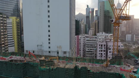 Arbeitsmaschinen-Auf-Der-Baustelle-In-Causeway-Bay,-Hongkong