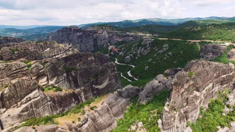 Meteora-valley-with-its-distinctive-rock-formations-and-monasteries,-Greece