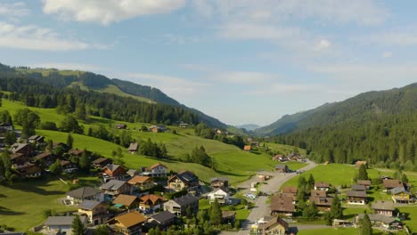 Unglaubliche-Luftaufnahme-Des-Bergdorfes-In-Der-Schweiz,-Europa