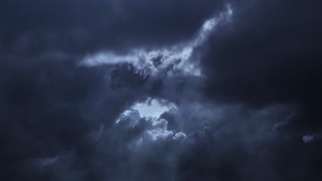Tormenta-Sobre-Cielo-Oscuro-Y-Nubes-En-Movimiento