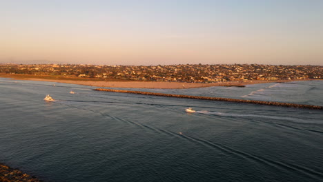 Drohne-Umkreist-Boote,-Die-Abends-In-Den-Hafen-Von-San-Diego-Mission-Beach-Einlaufen