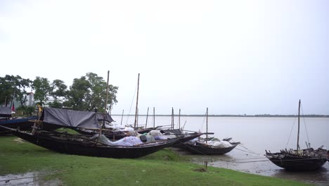 Viele-Boote-Standen-Am-Ufer-Des-Ganges