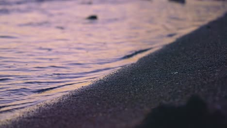 Meereswellen-Nach-Sonnenuntergang-An-Einem-Leeren-Strand-Hautnah