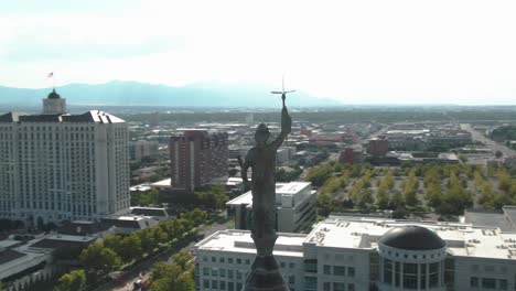 Schöner-Shoot-Orbit-Um-Die-Statue-Auf-Der-Spitze-Von-Salt-Lake-City-Und-County-Building
