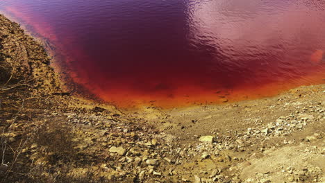 Giftiges-Rotes-Wasser-Der-Lagune-In-Wheal-Maid,-Ehemalige-Mine-In-Cornwall,-England
