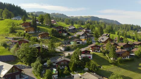 Erstaunliche-Luftaufnahme-Des-Klassischen-Europäischen-Bergdorfes-Im-Sommer