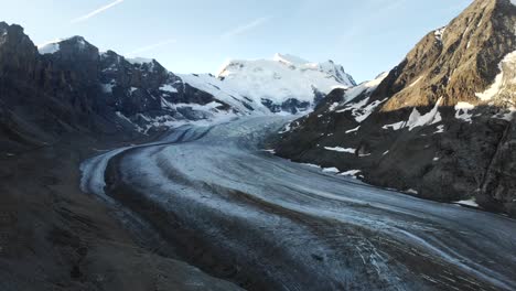 Vista-Aérea-Del-Amanecer-En-El-Glaciar-Corbassiere-En-Valais,-Suiza