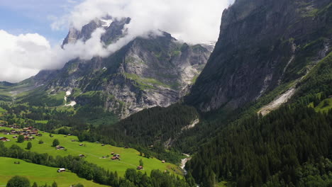 Drehender-Schuss,-Der-über-Grindelwald-In-Den-Berner-Alpen-Der-Schweiz-Fliegt