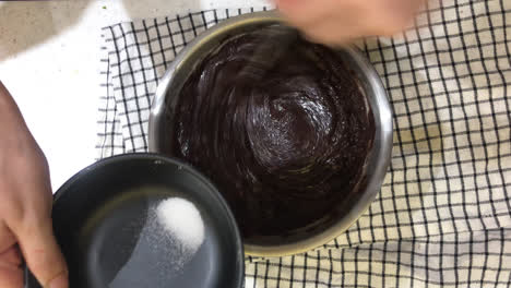 Pulver-Mit-Schokolade-Und-Zucker-Zu-Brownies-Verrühren