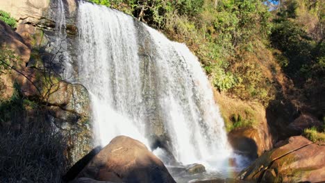Drohnen-Luftaufnahme-Eines-Inspirierenden-Tropischen-Wasserfalls-In-Brasilien,-Der-Sich-Langsam-Hinter-Einem-Felsen-Offenbart