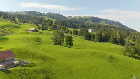 Luftaufnahme-Von-Ländlichen-Häusern-Auf-Einem-Berg-In-Der-Schweiz