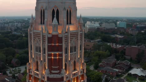 Vanderbilt-Campus-Tower-Mit-Lichtern-Bei-Nacht