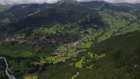 Wide-descending-drone-shot-of-into-Grindelwald,-in-Switzerland’s-Bernese-Alps