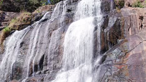 Kameraschwenk-über-Einen-Wasserfall,-Der-Von-Einem-Steilen-Berg-Fällt