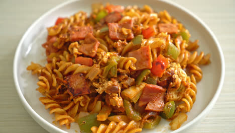 stir-fried-fusilli-pasta-with-ham-and-tomatoes-sauce