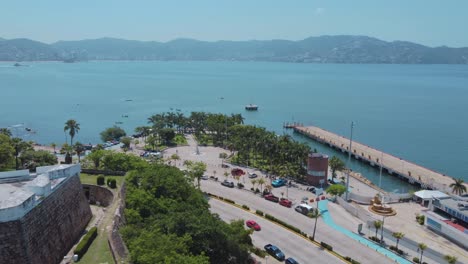 Aerial-Shot-of-the-Beach-of-Acapulco-city-in-Guerrero,-Mexico
