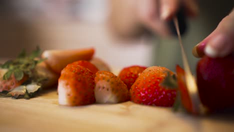 Rote-Erdbeeren-In-Der-Küche-Schneiden