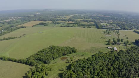 4K-Luftschwenk-Um-Den-Südlichen-Bauernhof-Mit-Offenen-Grünen-Feldern-Und-Kleinem-Teich