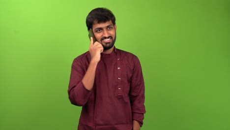 Attraktiver-Indischer-Mann,-Der-Auf-Dem-Smartphone-Spricht,-Isoliert-Auf-Grünem-Bildschirm