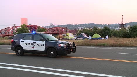 Portland-Polizeiwagen-Im-Obdachlosenlager