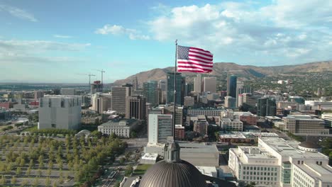 Tolle-Aufnahme-Von-Der-Flagge-Der-Vereinigten-Staaten-Auf-Dem-Gebäude-In-Salt-Lake-City,-Utah