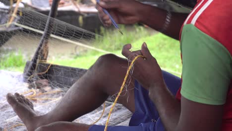 A-Fisherman-repair-fishing-net