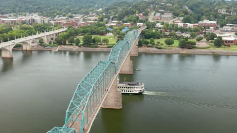 Tretbootdampfer-Unterquert-Die-Brücke-Am-Tennessee-River-In-Chattanooga