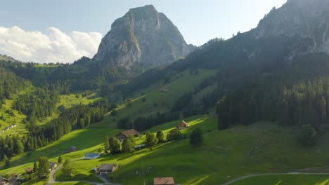 Schöne-Europäische-Landschaft-Mit-Gröberem-Mythen-Berggipfel-Im-Hintergrund