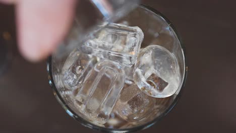 Wodka-In-Ein-Mit-Eiswürfeln-Gefülltes-Shaker-Glas-Gießen-Und-Espresso-Martini-Zubereiten