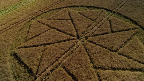 Seltsame-Landwirtschaftliche-Kornkreismustergrafik-Stanton-St-Bernard-Luftaufnahme,-Die-Zu-Birdseye-Wiltshire-Aufsteigt