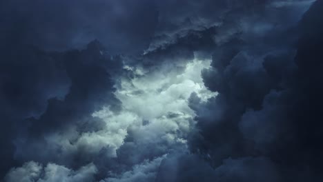 Nubes-Cumulonimbus-Oscuras-Moviéndose-En-El-Cielo-Con-Tormenta