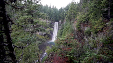 Panorama-De-La-Cascada-En-El-Parque-Provincial-Brandywine-Falls-En-Columbia-Británica,-Canadá
