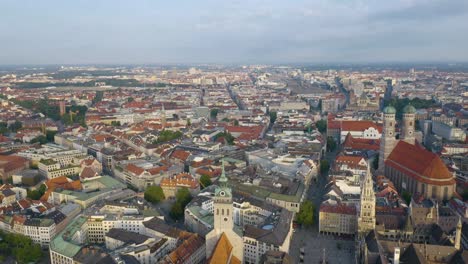 Umlaufende-Luftaufnahme-über-Dem-Marienplatz-In-Der-Historischen-Münchner-Innenstadt