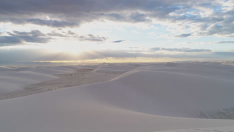 4k-Antenne-Des-White-Sands-National-Monument-New-Mexico-Bei-Sonnenaufgang-Mit-Wanderern