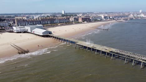 Pier-Am-Niedrigsten-Strand-Von-Norfolk,-Großbritannien,-Sommer-2021,-Drohnenaufnahmen