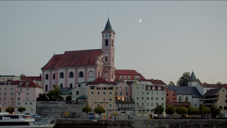 Stadtpfarrkirche-Passau-In-Der-Abenddämmerung-Mit-Mond-Im-Hintergrund