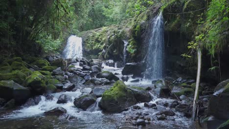 Zwei-Kleine-Wasserfälle,-Die-In-Einen-Felsigen-Fluss-Stürzen