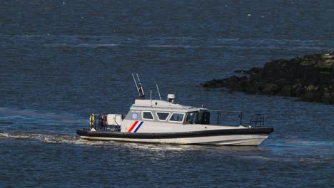 Sicheres-Boot-Der-Niederländischen-Grenzpatrouille,-Das-In-Der-Inselküste-Der-Niederlande-Schwimmt