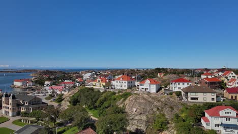 Casas-Y-Edificios-Modernos-Frente-Al-Mar-En-Lysekil,-Bohuslän,-Suecia