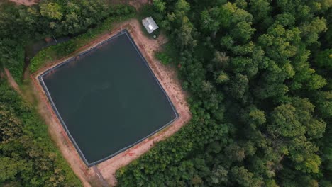 Luftaufnahme-Eines-Sauberen-Wassertanks-In-Der-Nähe-Des-Chautauqua-Gebiets-Im-Oberen-See