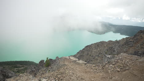 Niedrige-Wolken-über-Dem-Türkisfarbenen-Wasser-Des-Garibaldi-Sees