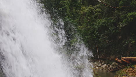 Schwerer-Fluss-Des-Wasserfalls-Vom-Rio-Tanama-Wasserfall-Im-Regenwalddschungel-Von-Puerto-Rico