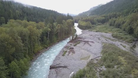 Nebeliger,-Bewölkter-Flug-Den-Nusatsum-Fluss-Hinauf-In-Der-Nähe-Von-Bella-Coola,-BC