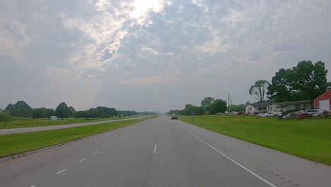 Punto-De-Vista-Mientras-Conduce-En-Una-Carretera-Dividida-A-Través-Del-Norte-Rural-De-Alabama