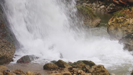 Mächtiges-Wasser,-Das-Vom-Rio-Tanama-Wasserfall-In-Puerto-Rico-Sprudelt